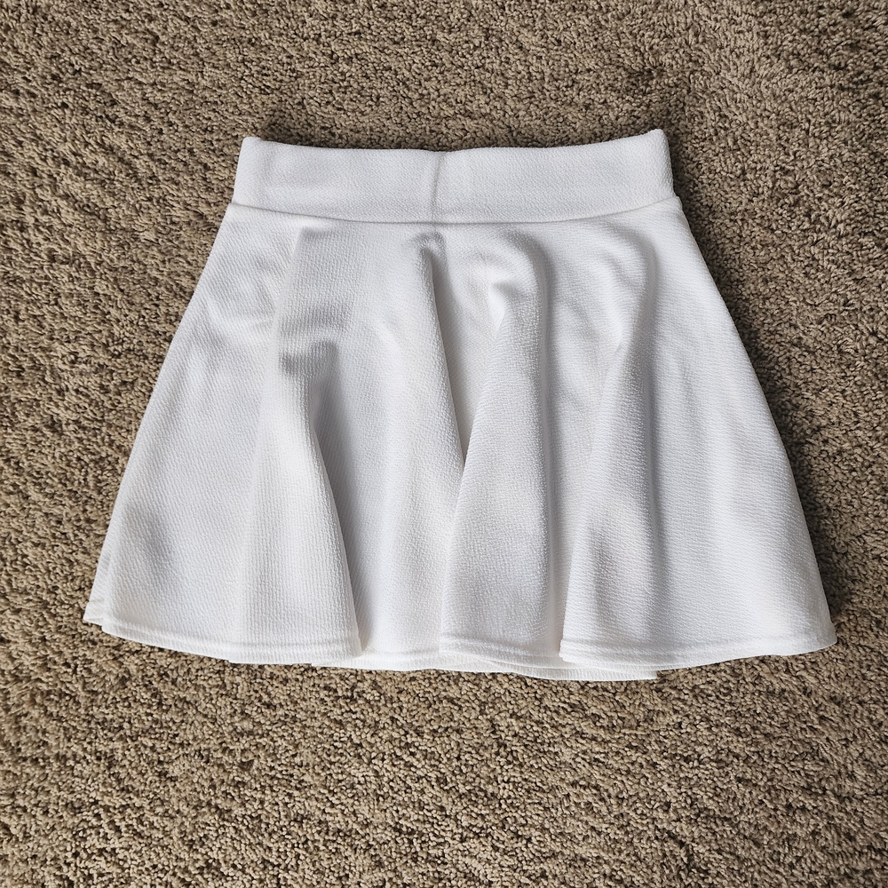 Women's Size S White Skater Skirt - Classic Flared Style